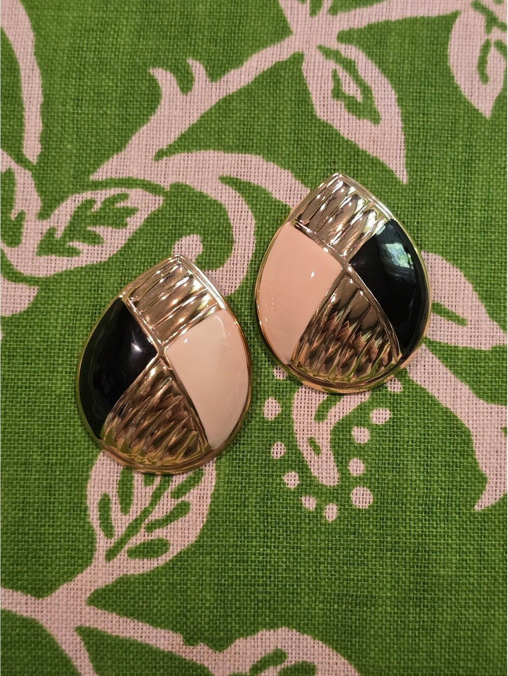VTG 90s BIG ENAMEL SHINY GOLD BLACK WHITE QUILTED TEARDROP STATEMENT EARRINGS